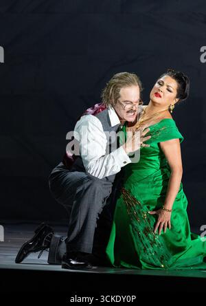 EMBARGO FINO alle ore 1900 di GIOVEDÌ 11 settembre 2025. Londra, Regno Unito. 9 settembre 2025. Una scena della nuova produzione DI TOSCA di Puccini messa in scena dal Direttore dell'Opera Oliver Mears e diretta dal nuovo Direttore musicale Jakub Hrusa alla Royal Opera di Londra, UK, inaugurazione giovedì 11 settembre. Interpretato dal controverso soprano russo Anna Netrebko. Nella foto: Gerald Finley (nel ruolo del barone Scarpia), Anna Netrebko (nel ruolo di Floria Tosca). Credito: Donald Cooper/Alamy Live News Foto Stock