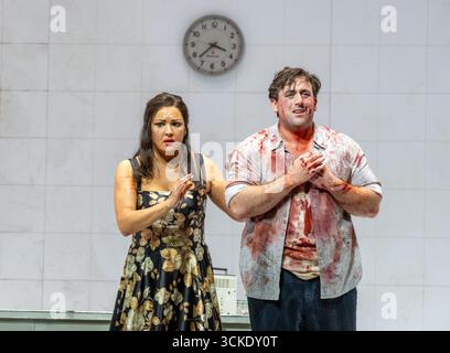 EMBARGO FINO alle ore 1900 di GIOVEDÌ 11 settembre 2025. Londra, Regno Unito. 9 settembre 2025. Una scena della nuova produzione DI TOSCA di Puccini messa in scena dal Direttore dell'Opera Oliver Mears e diretta dal nuovo Direttore musicale Jakub Hrusa alla Royal Opera di Londra, UK, inaugurazione giovedì 11 settembre. Interpretato dal controverso soprano russo Anna Netrebko. Nella foto: Anna Netrebko (nel ruolo di Floria Tosca), Freddie De Tommaso (nel ruolo di Mario Cavaradossi). Credito: Donald Cooper/Alamy Live News Foto Stock