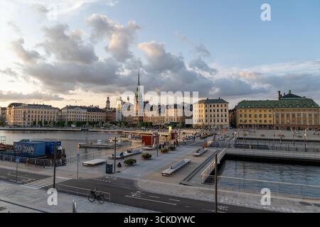 Vista al tramonto del ponte di Slussbron e degli edifici storici della città vecchia di Stoccolma Foto Stock