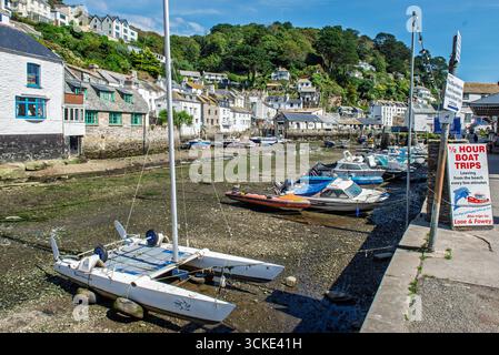 Polperro Harbour at Low Tide con segnaletica Boat Trip, Cornovaglia, Regno Unito Foto Stock