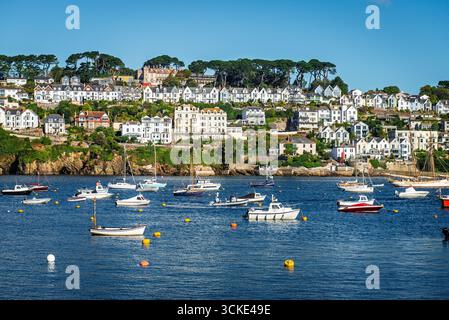 Vista sul fiume Fowey verso la città di Fowey da Polruan, Cornovaglia, Regno Unito Foto Stock