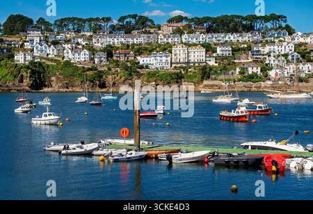 Vista sul fiume Fowey verso la città di Fowey da Polruan, Cornovaglia, Regno Unito Foto Stock