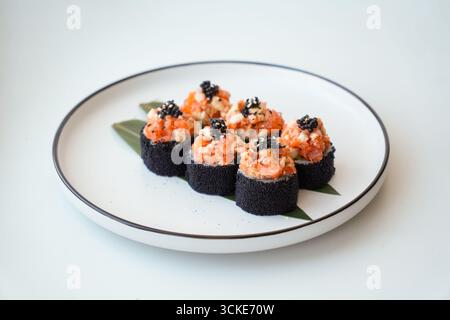Tartare Unagi con sushi riso, cozze, avocado, cetrioli, uova di pesce volanti, salmone, anguilla cotta in salsa unagi, maionese piccante e semi di sesamo. Un giapponese Foto Stock