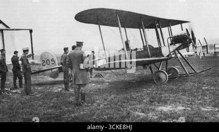 Regno Unito SCOZIA, Regno Unito - circa 12 agosto 1914 -- ufficiali e aviatori del Royal Flying Corps del No. 2 Squadron guardano un pilota su un biplano BE-2 poco prima Foto Stock