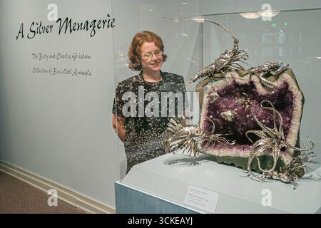 Huntsville, Alabama, Big Spring Park, Huntsville Museum of Art, donna che ammira la scultura, Foto Stock