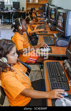 Miami Florida, Coconut Grove Shake A leg Summer Day Camp attività, studenti computer che insegnano in aula imparare ad imparare, ragazza ragazze femmina, HISP Foto Stock