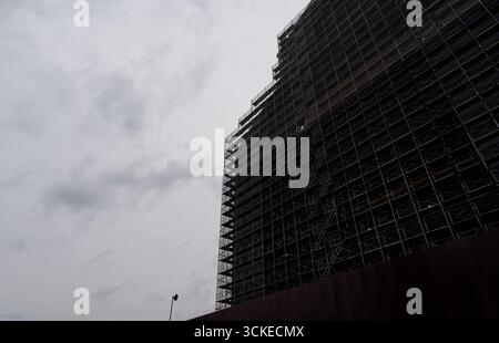 La Pagoda a cinque piani del Tempio Kofuku-ji a Nara, nascosta all'interno di imponenti impalcature durante il suo restauro Foto Stock