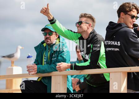 Paesi Bassi, 31 agosto 2025. Formula 1 Heineken Gran Premio d'Olanda 2025 sul circuito Zandvoort di Zandvoort, Paesi Bassi. Nella foto: La Germania Nico Hulkenberg e il Team F1 Kick Sauber con la Spagna Fernando Alonso e il Team Aston Martin Aramco F1 durante la sfilata dei piloti © Piotr Zajac/Alamy Live News Foto Stock