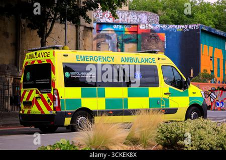 Ambulanza di emergenza, centro di Bristol, Inghilterra, Regno Unito. Presa agosto 2025. Foto Stock