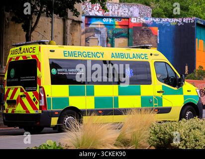 Ambulanza di emergenza, centro di Bristol, Inghilterra, Regno Unito. Presa agosto 2025. Foto Stock