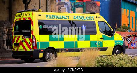 Ambulanza di emergenza, centro di Bristol, Inghilterra, Regno Unito. Presa agosto 2025. Foto Stock