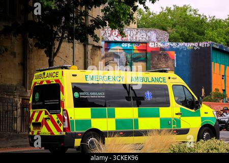 Ambulanza di emergenza, centro di Bristol, Inghilterra, Regno Unito. Presa agosto 2025. Foto Stock