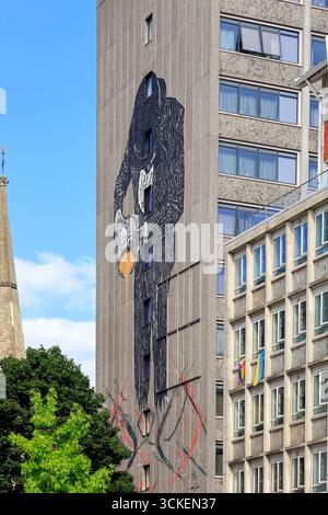 The Vandal di Nick Walker opera d'arte sul lato della St Lawrence House a 12 piani in Broad Street, nel centro di Bristol, Inghilterra, Regno Unito. Presa agosto 2025 Foto Stock