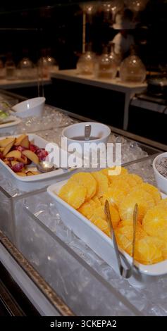 Frutta fresca su ghiaccio a buffet, con arance affettate e. Foto Stock