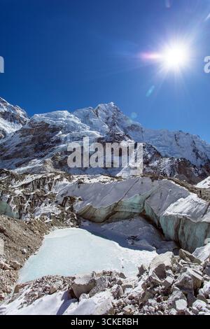 Sole mattutino dal campo base del Monte Everest, picco del Monte Nuptse e cima del Monte Everest, parco nazionale di Sagarmatha, montagne del Nepal Himalaya Foto Stock