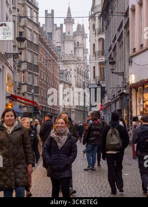 La gente cammina attraverso le stradine del centro città di Bruxelles, Belgio. Bruxelles è attivamente impegnata con gli Stati Uniti nel commercio e nell'economia Foto Stock