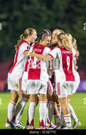 Amsterdam, Paesi Bassi. 11 settembre 2025. Amsterdam, Paesi Bassi, 11 settembre 2025: Danique Noordman (16 AFC Ajax) festeggia dopo aver segnato il suo primo gol con Jade van Hensbergen (12 AFC Ajax), Danique Noordman (16 AFC Ajax), Danique Tolhoek (9 AFC Ajax) durante la prima partita di qualificazione della UEFA Womens Europa Cup 2025/26 tra AFC Ajax e SK Sturm Graz allo Sportcomplex De Toekomst Paesi Bassi. (Leiting Gao/SPP) credito: SPP Sport Press Photo. /Alamy Live News Foto Stock