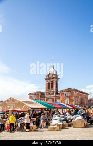 Chesterfield Market Hall and Market, questo importante edificio con una torre dell'orologio è stato aperto nel 1857 e originariamente ospitava i mercati del burro e del mais. Foto Stock