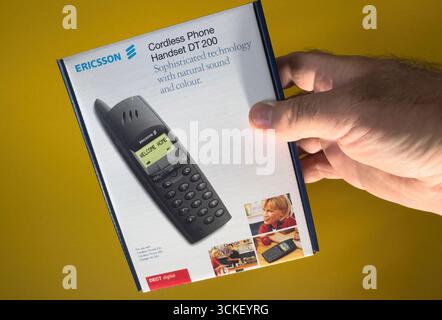 Parigi, Francia - 2 settembre 2025: Confezione per telefono cordless DECT Ericsson DT200 con foto del prodotto e testo sul retro giallo Foto Stock