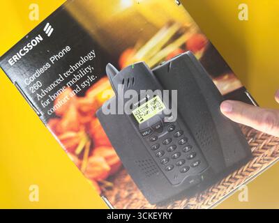 Parigi, Francia - 2 settembre 2025: Confezione modello di telefono cordless DECT Ericsson 260 vintage con immagine del prodotto e puntamento manuale sul display che mostra la comunità domestica Foto Stock