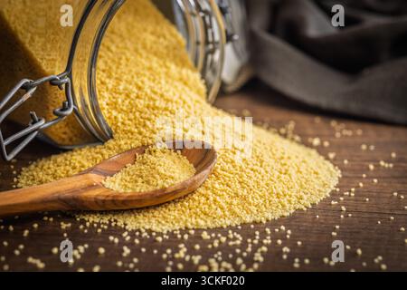 Couscous crudo su un tavolo di legno. Foto Stock