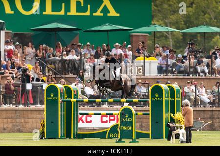 Willem Greve dei Paesi Bassi, in sella al Grandorado TN N.O.P. gareggia nel CPKC Grand Prix durante lo Spruce Meadows Masters a Calgary, Alberta, CA Foto Stock