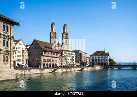 Vista del Limmat con le torri di Grossmunster e della Wasserkirche, nella città vecchia di Zurigo, Svizzera. Foto Stock