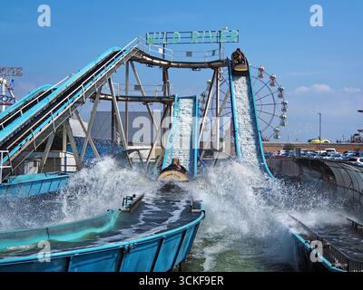 UK, Lincolnshire, Skegness, Wild River Log Flume Ride a Botton's Pleasure Beach. Foto Stock