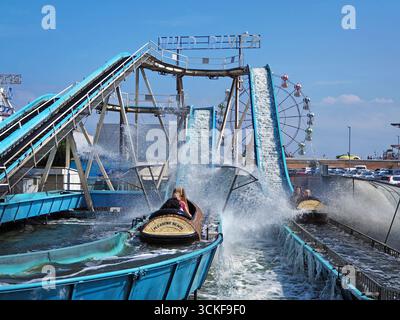 UK, Lincolnshire, Skegness, Wild River Log Flume Ride a Botton's Pleasure Beach. Foto Stock