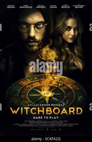 Witchboard (2025) diretto da Chuck Russell e interpretato da Madison Iseman, Aaron Dominguez e Mel Jarnson. Una stregoneria maledetta risveglia le forze oscure, trascinando una giovane coppia in un letale gioco di possesso e inganno a New Orleans, mentre il mondo degli spiriti si intrude nelle loro vite e una palla mascherata porta al tradimento e alla stregoneria. USA SOLO PER USO EDITORIALE DI un foglio di poster. Crediti: BFA / Saban Films Foto Stock