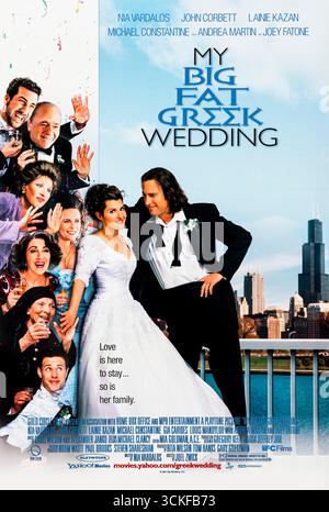 My Big Fat Greek Wedding (2002) diretto da Joel Zwick e interpretato da Nia Vardalos, John Corbett e Michael Constantine. Toula Portokalos, una sola donna greco-americana, sfida la tradizione familiare innamorandosi di Ian Miller non greco, sopportando il caos familiare esilarante mentre le culture si scontrano e scoprendo infine l'importanza dell'amore e del patrimonio culturale. Fotografia di un poster originale del 2002 USA a un foglio SOLO PER USO EDITORIALE. Crediti: BFA / IFC Films Foto Stock