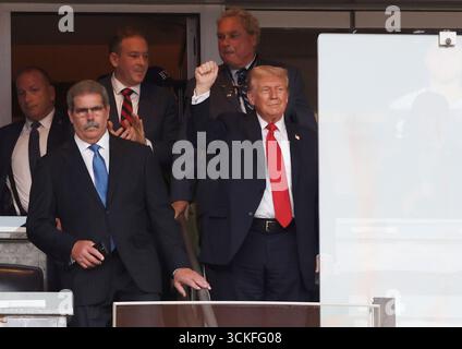 Bronx, Stati Uniti. 11 settembre 2025. Il presidente DEGLI STATI UNITI Donald Trump arriva ai suoi posti prima che i New York Yankees giochino i Detroit Tigers nel 24° anniversario degli attacchi terroristici del 9/11 al World Trade Center allo Yankee Stadium giovedì 11 settembre 2025 a New York City. Foto di John Angelillo/UPI credito: UPI/Alamy Live News Foto Stock