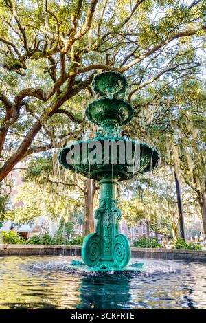 Una fontana in Lafayette Square nel quartiere storico di Savannah, Georgia Foto Stock