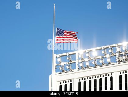 Bronx, Stati Uniti. 11 settembre 2025. Una bandiera americana viene issata a mezz'asta prima che i New York Yankees giochino i Detroit Tigers nel 24° anniversario degli attacchi terroristici del 9/11 al World Trade Center allo Yankee Stadium giovedì 11 settembre 2025 a New York City. Foto di John Angelillo/UPI credito: UPI/Alamy Live News Foto Stock