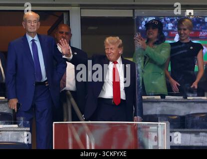 Bronx, Stati Uniti. 11 settembre 2025. Il presidente DEGLI STATI UNITI Donald Trump reagisce ai tifosi quando i New York Yankees giocano contro i Detroit Tigers nel 24° anniversario degli attacchi terroristici del 9/11 al World Trade Center allo Yankee Stadium giovedì 11 settembre 2025 a New York City. Foto di John Angelillo/UPI credito: UPI/Alamy Live News Foto Stock