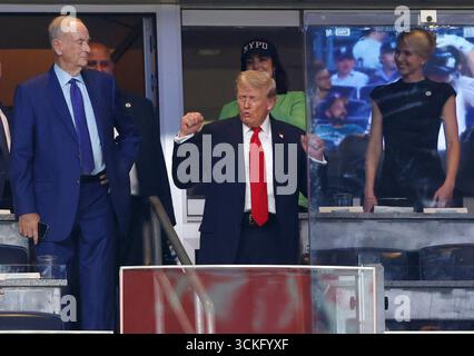 Bronx, Stati Uniti. 11 settembre 2025. Il presidente DEGLI STATI UNITI Donald Trump reagisce ai tifosi quando i New York Yankees giocano contro i Detroit Tigers nel 24° anniversario degli attacchi terroristici del 9/11 al World Trade Center allo Yankee Stadium giovedì 11 settembre 2025 a New York City. Foto di John Angelillo/UPI credito: UPI/Alamy Live News Foto Stock