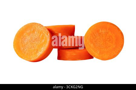 La vista frontale delle fette di carota arancione nella pila è isolata su sfondo bianco con percorso di ritaglio. Foto Stock