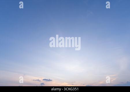 Splendido cielo azzurro e arancione mattutino o serale con nuvolosità mentre tramonti o albe venivano presi sul mare e utilizzati come sfondo naturale Foto Stock