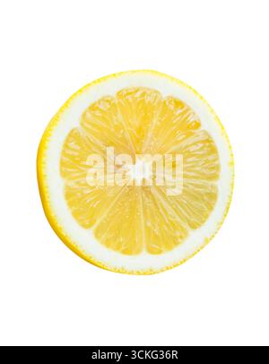 La vista frontale del limone giallo maturo in una fetta circolare è isolata su sfondo bianco con percorso di ritaglio. Foto Stock
