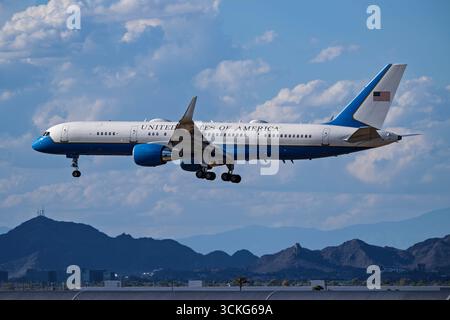 Aeroporto Sky Harbor 9-11-2025 Phoenix, Arizona USA, Vice Presidente JD Vance scortando il corpo di Charles Kirk a Phoenix, Arizona, il giorno dopo il tragico assalto Foto Stock