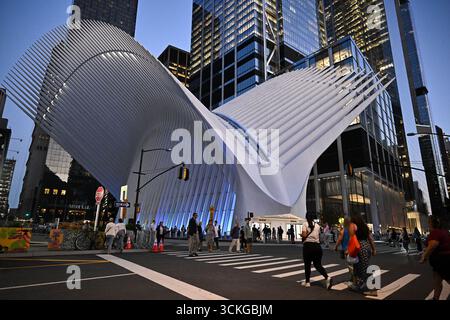 Una vista del centro commerciale Oculus e del centro dei trasporti vicino al memoriale Ground Zero 9/11 nel centro di Manhattan l'11 settembre 2025 a New Y Foto Stock