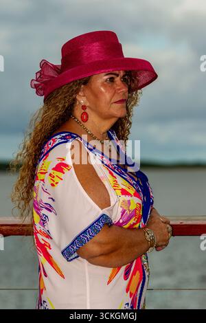 cappello da donna con capelli laterali che guardano a destra, abito completo a colori, capelli lunghi e ricci marroni 50 modelli più modelli di modelli maturi che modellano l'australia australiana Foto Stock