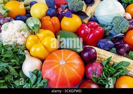 Colorato assortimento di frutta e verdura fresca. Una vivace esposizione di frutta e verdura fresca, tra cui peperoni, cavolfiore, broccoli Foto Stock
