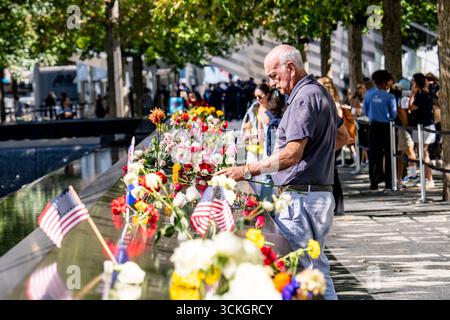 Pechino, Stati Uniti. 11 settembre 2025. Le persone piangono per le vittime al National September 11 Memorial & Museum di New York, Stati Uniti, 11 settembre 2025. Giovedì ha segnato il 24° anniversario degli attacchi del 9/11. Crediti: Zack Zhang/Xinhua/Alamy Live News Foto Stock
