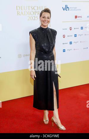 abb Anja Reschke Moderatorin zu Gast auf dem roten Teppich bei der Verleihung des Deutschen Radiopreis 2025 in der Neuen Flora am 11.09.2025 ad Amburgo Amburgo Germania *** abb Anja Reschke presentatrice come ospite sul Red carpet alla cerimonia del German radio Award 2025 al Neue Flora l'11 09 2025 ad Amburgo Germania Foto Stock