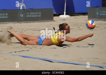 ANTALYA, TURKIYE - 11 GIUGNO 2025: Undefined Athlete in azione durante il World Beach Pro Tour Challenge ad Alanya, Turkiye Foto Stock