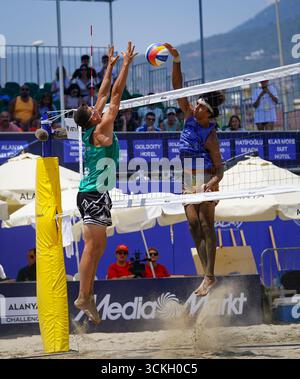 ANTALYA, TURKIYE - 11 GIUGNO 2025: Undefined Athlete in azione durante il World Beach Pro Tour Challenge ad Alanya, Turkiye Foto Stock