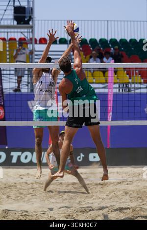 ANTALYA, TURKIYE - 11 GIUGNO 2025: Undefined Athlete in azione durante il World Beach Pro Tour Challenge ad Alanya, Turkiye Foto Stock