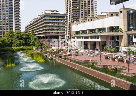 Il Barbican Centre lacustre con fontane e torri brutaliste. Londra, Regno Unito, 17 agosto 2024 Foto Stock