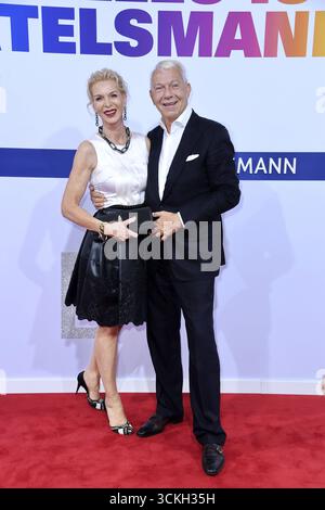 Grit Weiss und Jo Groebel bei der BERTELSMANN Sommerparty a Berlino AM 11.09.2025 *** Grit Weiss e Jo Groebel alla festa estiva BERTELSMANN a Berlino l'11 09 2025 Foto Stock